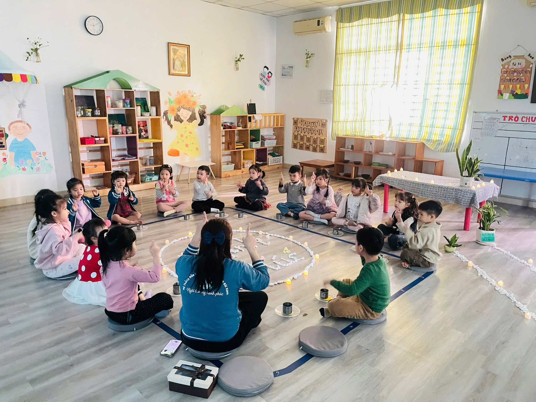 Các bé vui chơi tại sân trường