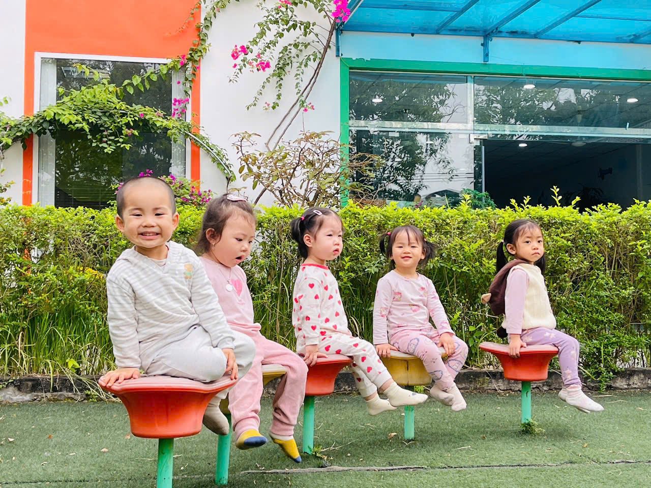 Khoảnh khắc cô và bé trong lớp